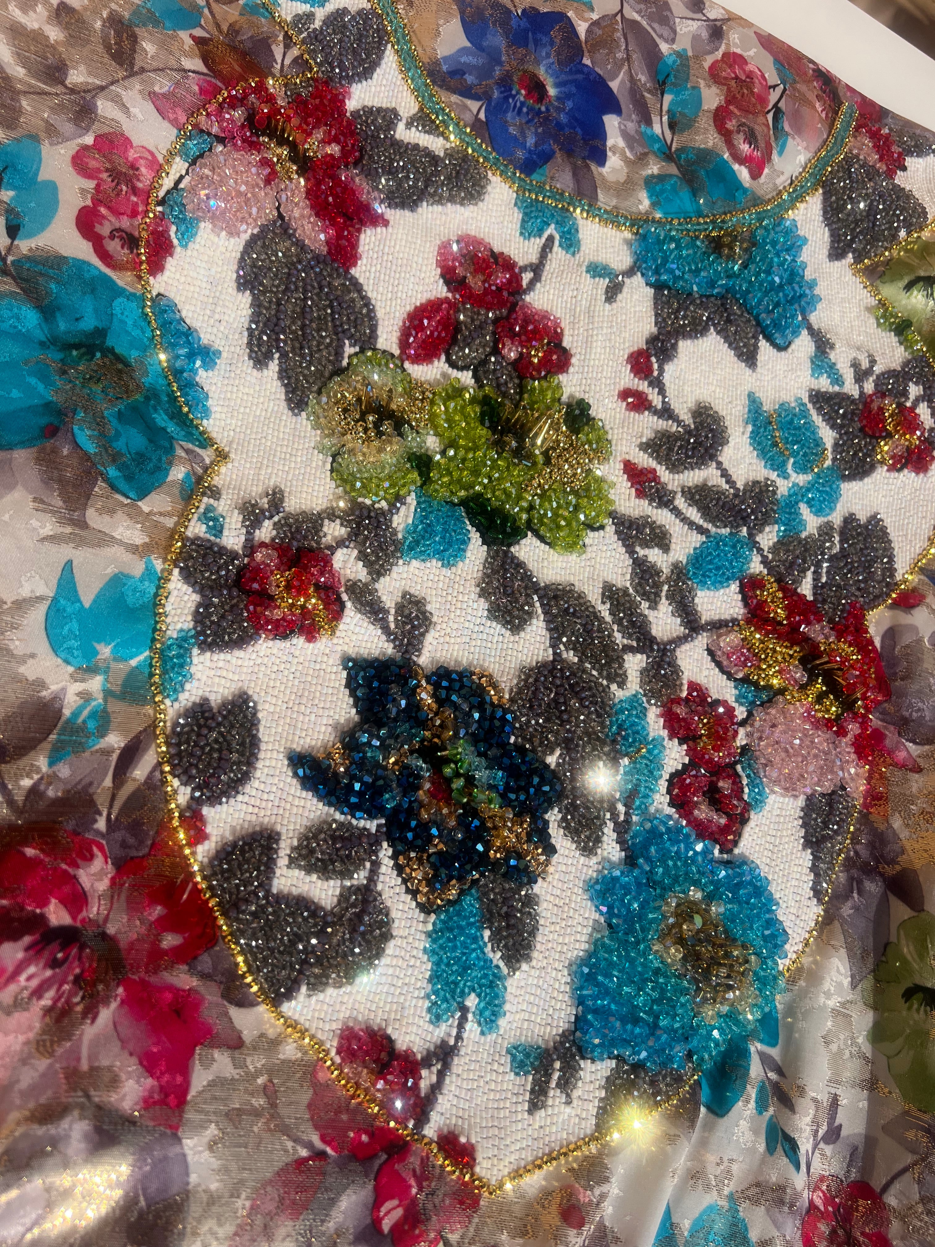 مخور حرير مطرّز بالشك اليدوي