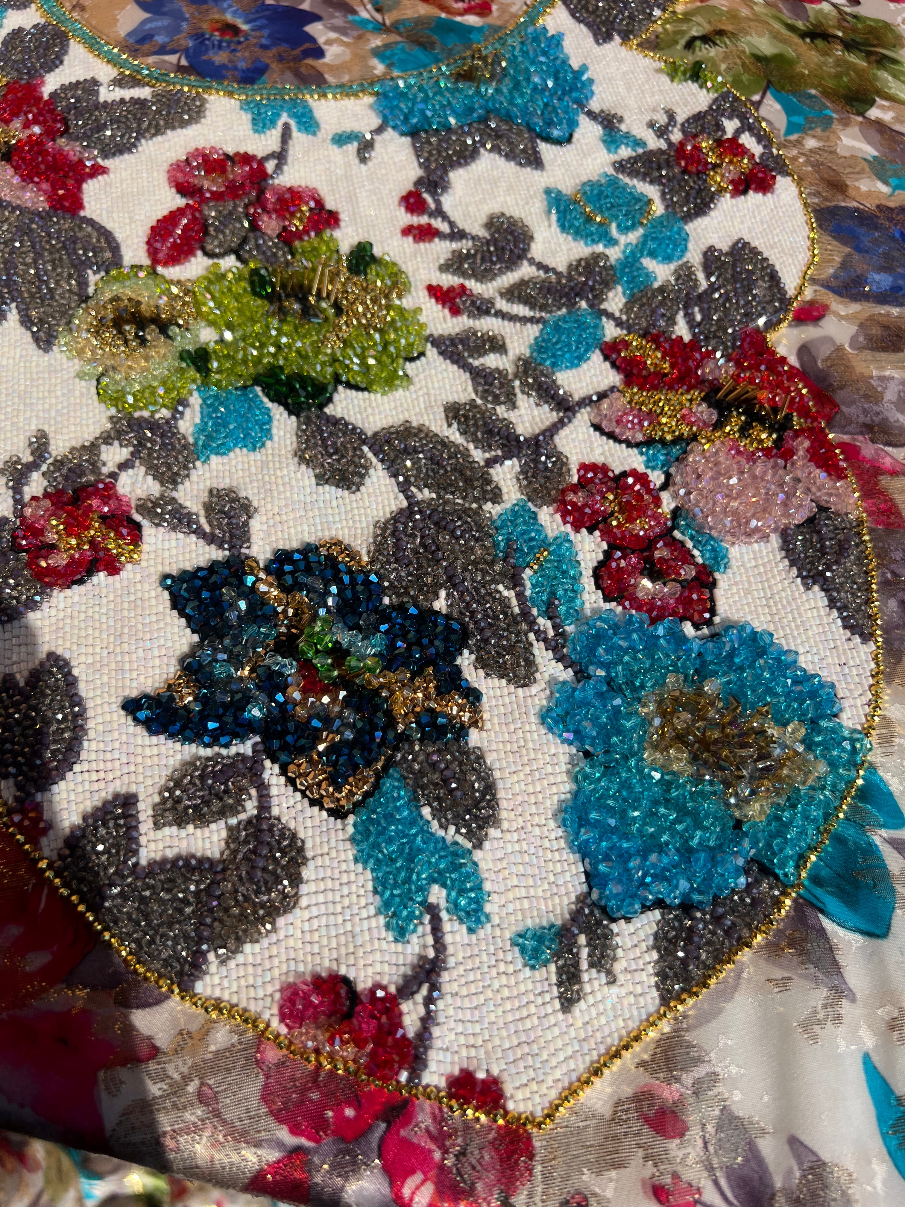 مخور حرير مطرّز بالشك اليدوي