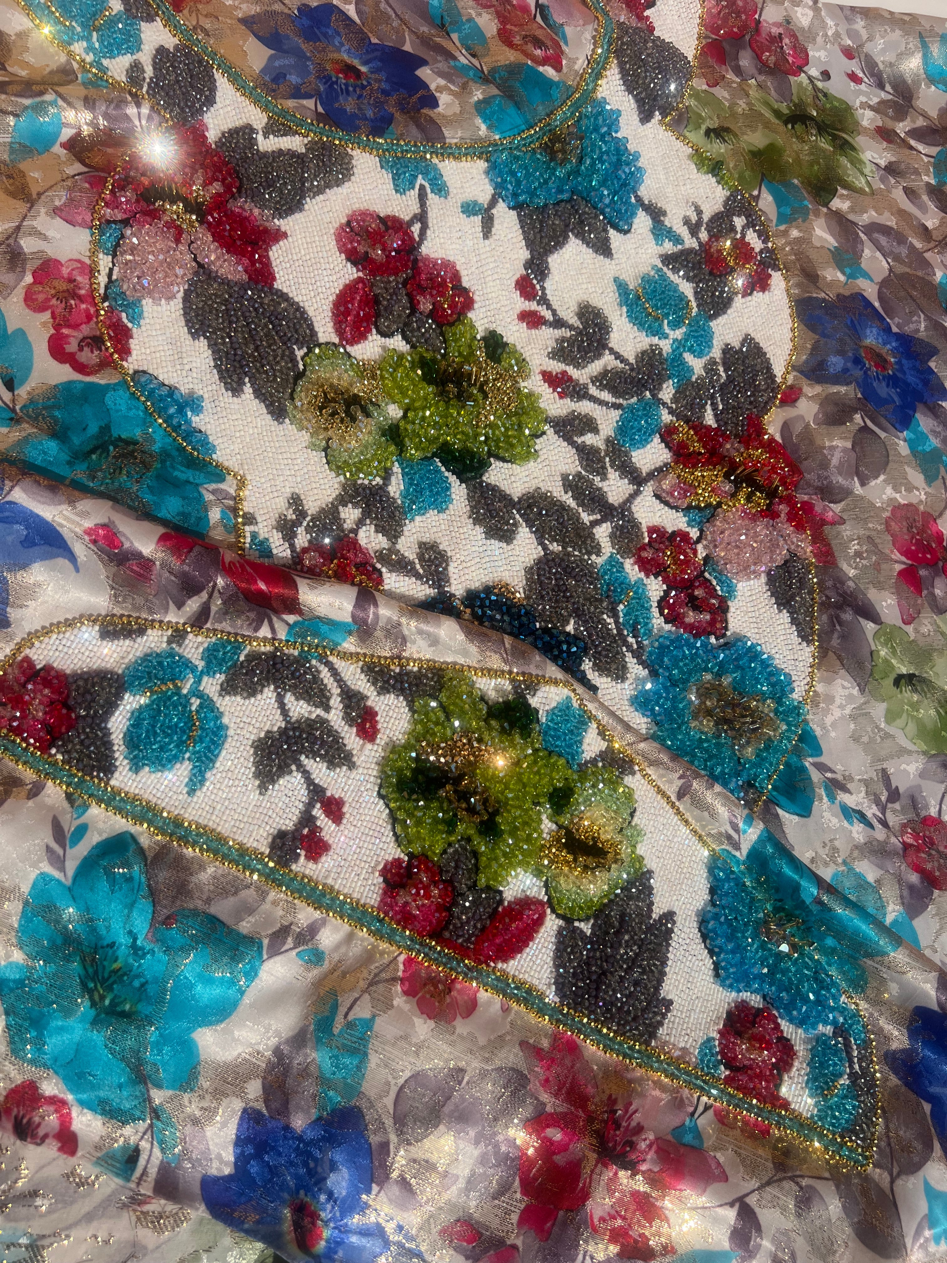 مخور حرير مطرّز بالشك اليدوي